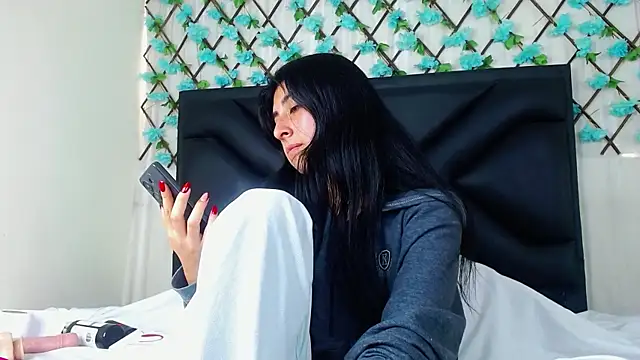 EmmaWilliamss4 online show from 9, 2, 2026