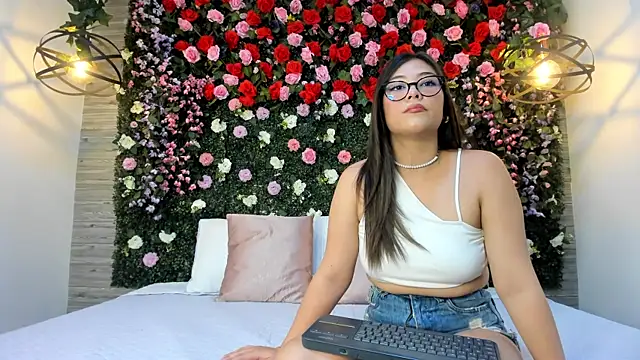 ChloeandAdam online show from 13, 5, 2026