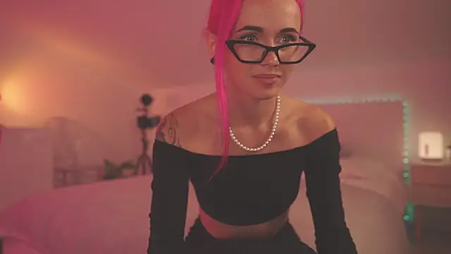 Snapshot of Sarah_Pink chatting on 1, 12, 2024 Sarah Pink online show from 1, 12, 2024