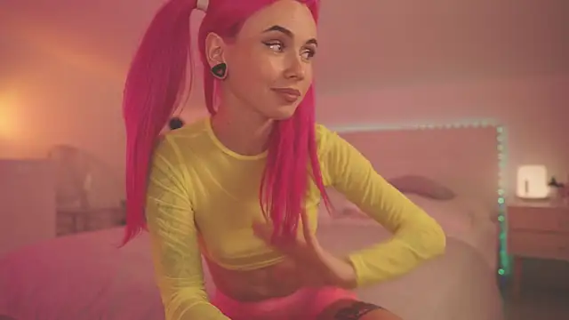 Snapshot of Sarah_Pink chatting on 6, 12, 2024 Sarah Pink online show from 6, 12, 2024