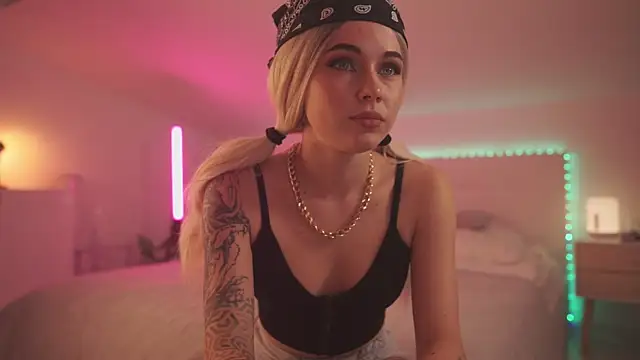 Snapshot of Sarah_Pink chatting on 26, 1, 2025 Sarah Pink online show from 26, 1, 2025