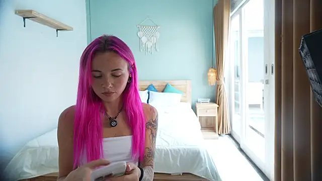 Snapshot of Sarah_Pink chatting on 6, 10, 2025 Sarah Pink online show from 6, 10, 2025