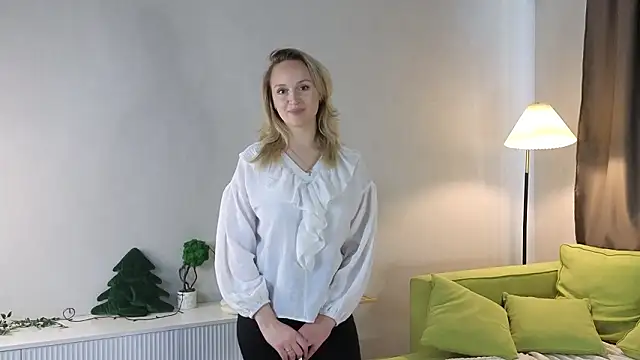 LorinaNhatsavang online show from 4, 2, 2026