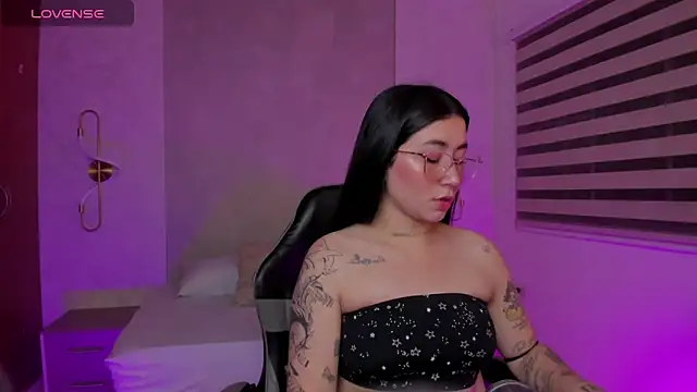 Snapshot of charlottee27_ chatting on 14, 5, 2026 charlottee27 online show from 14, 5, 2026