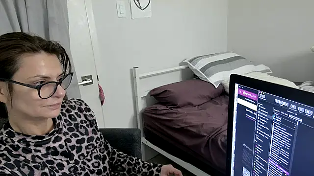 JUCY APPLE online show from 26, 2, 2026