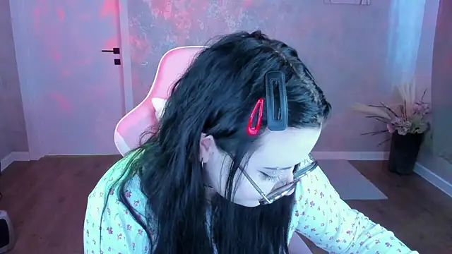 Snapshot of Kira_G0ld chatting on 6, 4, 2026 Kira G0ld online show from 6, 4, 2026