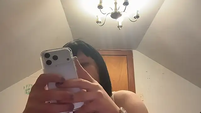 Snapshot of RaeganV chatting on 6, 3, 2026 RaeganV online show from 6, 3, 2026