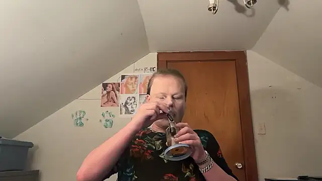 Snapshot of RaeganV chatting on 8, 3, 2026 RaeganV online show from 8, 3, 2026