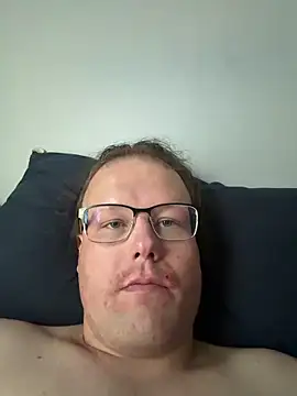 Snapshot of RaeganV chatting on 10, 4, 2026 RaeganV online show from 10, 4, 2026