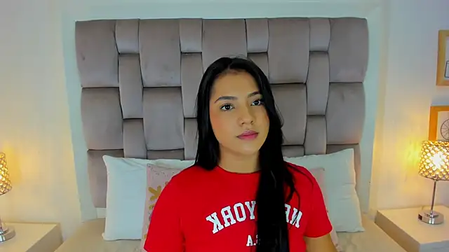 Snapshot of zharia_lux_25 chatting on 4, 3, 2026 zharia lux 25 online show from 4, 3, 2026