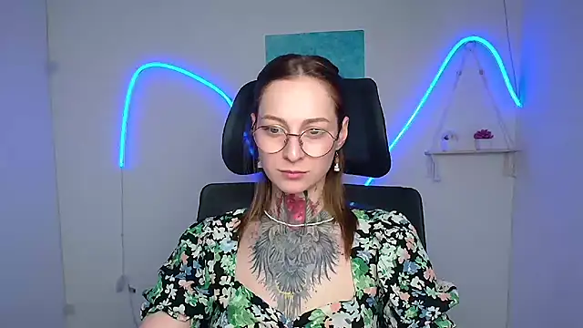 Esmi Winter online show from 7, 5, 2026