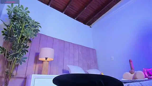 Ashley Beaomunt online show from 4, 5, 2026