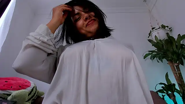 Snapshot of sara-jules chatting on 7, 5, 2026 sara-jules online show from 7, 5, 2026