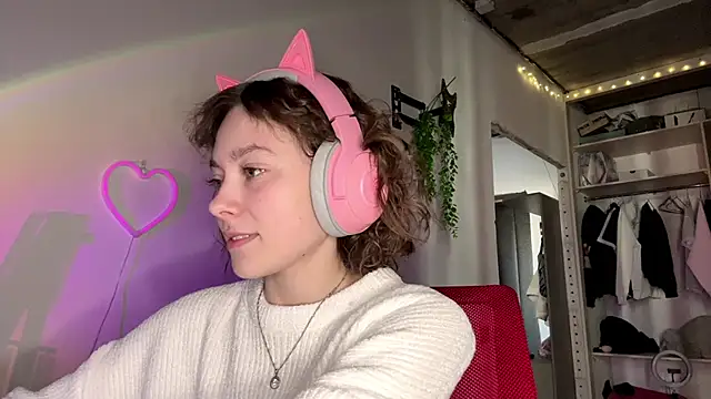 Snapshot of SlunkRear chatting on 11, 4, 2026 SlunkRear online show from 11, 4, 2026