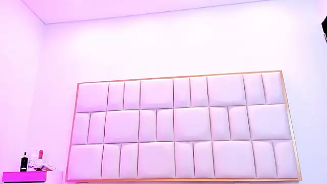 Snapshot of Violetta-foxx chatting on 4, 3, 2026 Violetta-foxx online show from 4, 3, 2026