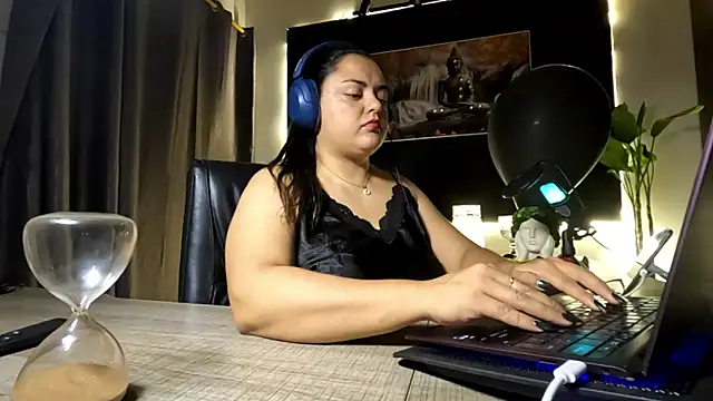 AzaraOnyx online show from 7, 6, 2026