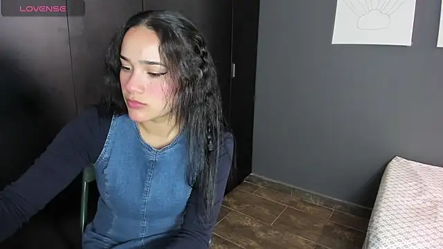 Snapshot of love_kriss chatting on 4, 4, 2026 love kriss online show from 4, 4, 2026