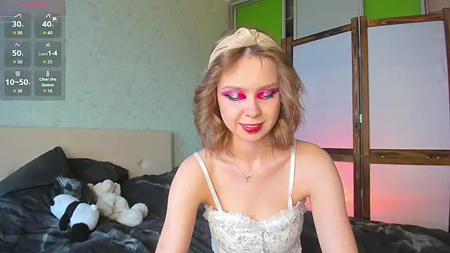 Snapshot of GlitchyDolly chatting on 6, 5, 2026 GlitchyDolly online show from 6, 5, 2026