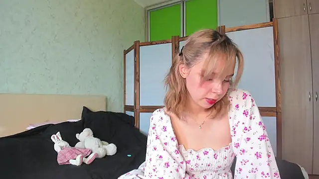 Snapshot of GlitchyDolly chatting on 21, 5, 2026 GlitchyDolly online show from 21, 5, 2026