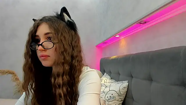 Emily Lews online show from 19, 5, 2026