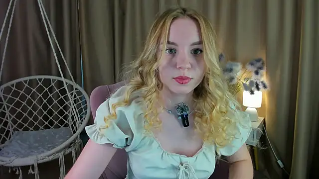 Snapshot of Linda__Bloom chatting on 25, 6, 2026 Linda Bloom online show from 25, 6, 2026