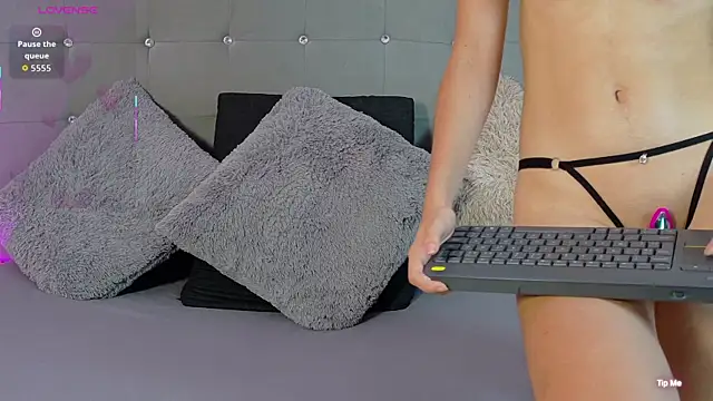 Snapshot of Ivy_Heat chatting on 3, 6, 2026 Ivy Heat online show from 3, 6, 2026