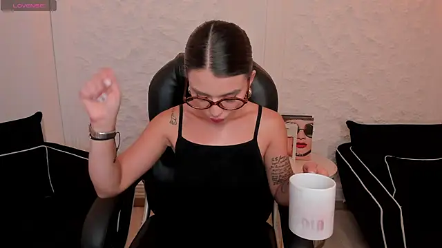 Snapshot of JulietteMoreau chatting on 13, 5, 2026 JulietteMoreau online show from 13, 5, 2026