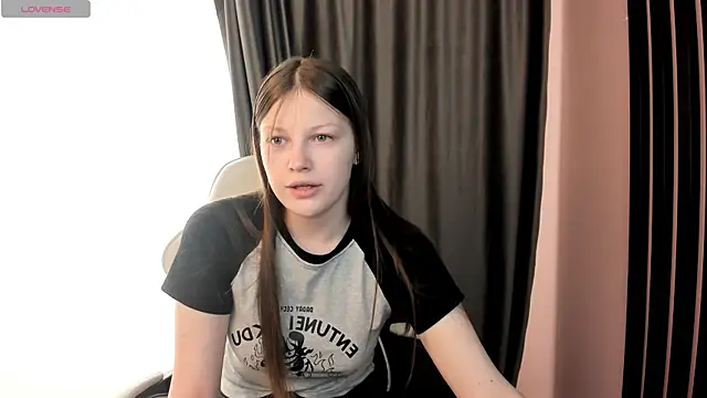 Snapshot of LauraBev chatting on 11, 5, 2026 LauraBev online show from 11, 5, 2026