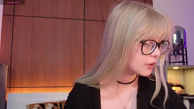 Snapshot of MoliQin chatting on 12, 4, 2026 MoliQin online show from 12, 4, 2026