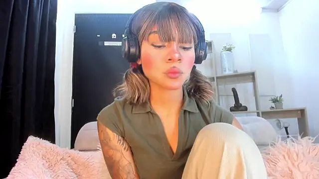 Snapshot of Tylla__ chatting on 25, 3, 2026 Tylla online show from 25, 3, 2026