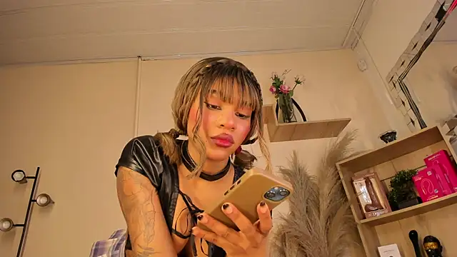 Snapshot of Tylla__ chatting on 1, 4, 2026 Tylla online show from 1, 4, 2026