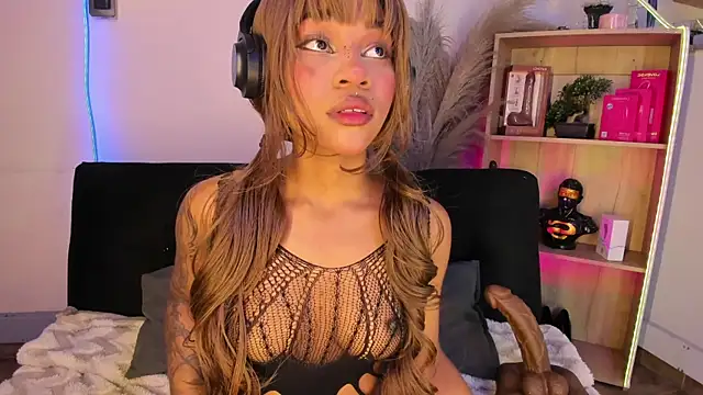 Snapshot of Tylla__ chatting on 4, 4, 2026 Tylla online show from 4, 4, 2026