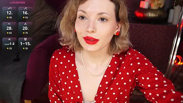 Snapshot of VinylKiss chatting on 12, 4, 2026 VinylKiss online show from 12, 4, 2026