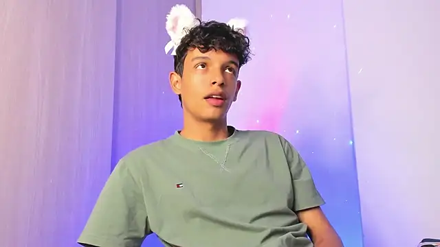 Snapshot of Maxfrost1 chatting on 7, 3, 2026 Maxfrost1 online show from 7, 3, 2026