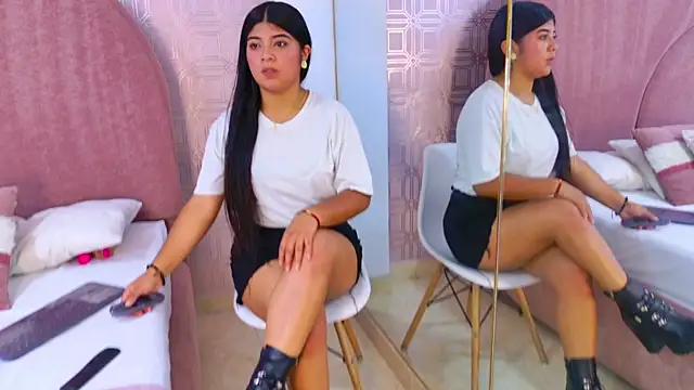 Snapshot of Khloe_Moon chatting on 20, 3, 2026 Khloe Moon online show from 20, 3, 2026