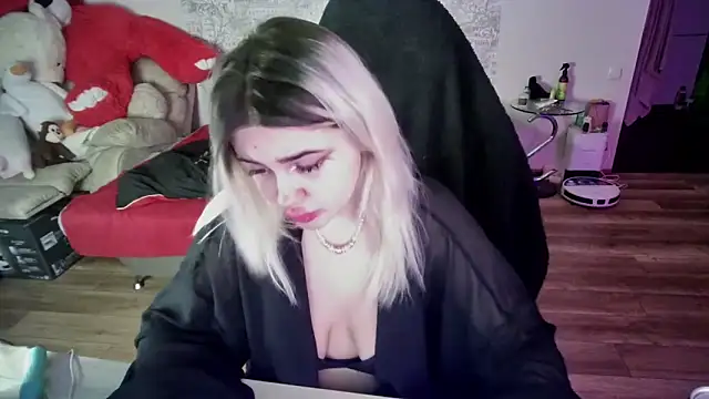 Snapshot of SlankyMic chatting on 9, 3, 2026 SlankyMic online show from 9, 3, 2026