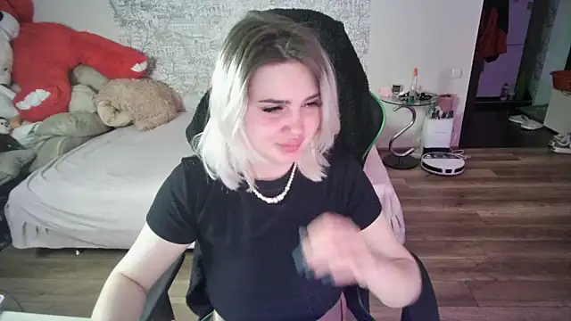 Snapshot of SlankyMic chatting on 18, 3, 2026 SlankyMic online show from 18, 3, 2026