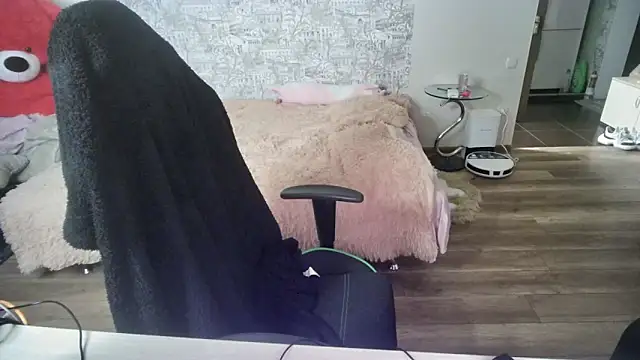 Snapshot of SlankyMic chatting on 1, 4, 2026 SlankyMic online show from 1, 4, 2026