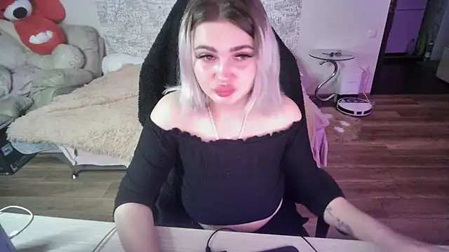 Snapshot of SlankyMic chatting on 1, 4, 2026 SlankyMic online show from 1, 4, 2026