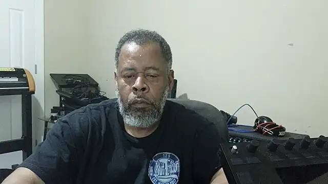 Snapshot of Cleozevo1961 chatting on 1, 5, 2026 Cleozevo1961 online show from 1, 5, 2026