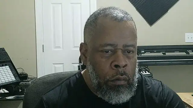 Snapshot of Cleozevo1961 chatting on 25, 5, 2026 Cleozevo1961 online show from 25, 5, 2026