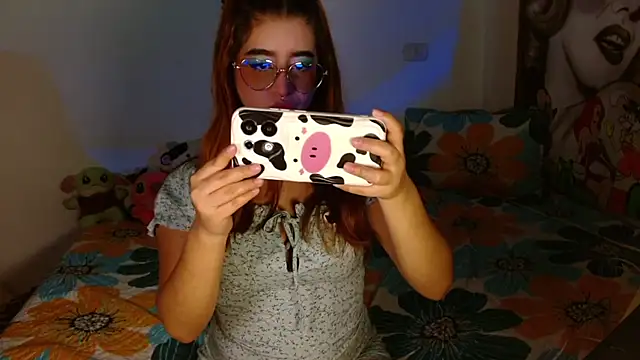 Snapshot of chloe_roxy chatting on 8, 4, 2026 chloe roxy online show from 8, 4, 2026