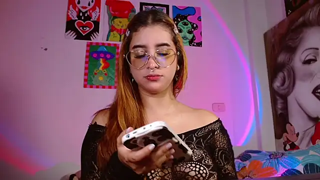 Snapshot of chloe_roxy chatting on 11, 4, 2026 chloe roxy online show from 11, 4, 2026