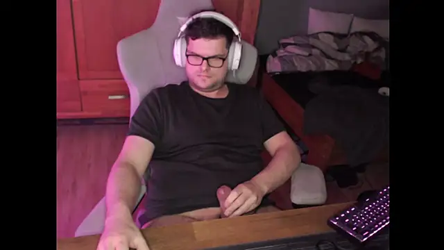 Whyteshadow4235 online show from 18, 2, 2026