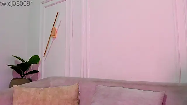 Snapshot of DulceQueen1 chatting on 7, 4, 2026 DulceQueen1 online show from 7, 4, 2026