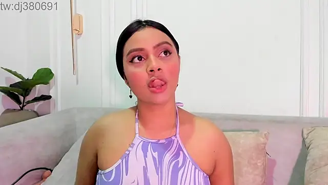 Snapshot of DulceQueen1 chatting on 8, 4, 2026 DulceQueen1 online show from 8, 4, 2026