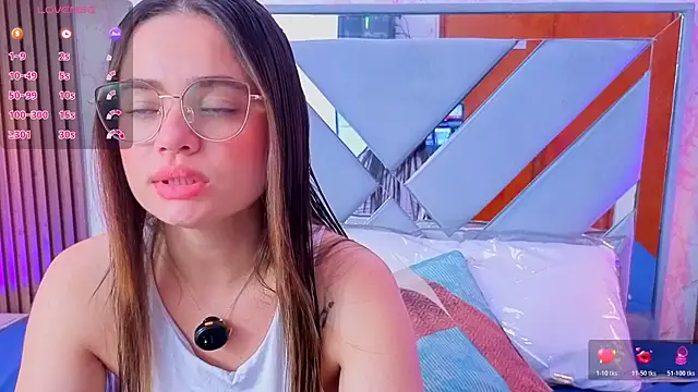 LittleeSara18 online show from 12, 5, 2026