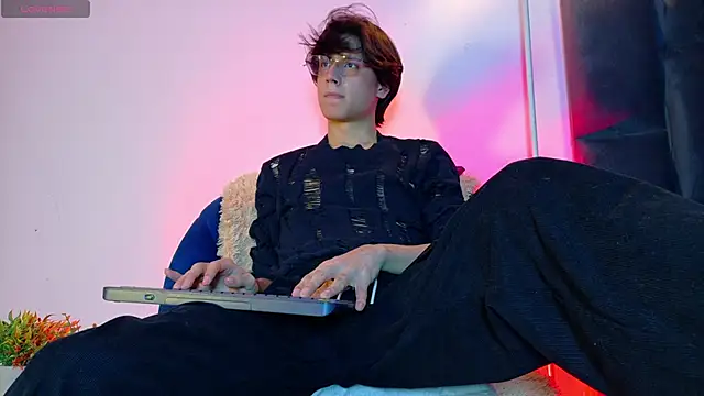 Snapshot of lui_x_dust chatting on 14, 4, 2026 lui x dust online show from 14, 4, 2026