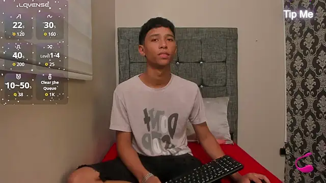 Snapshot of Little_Twink19x chatting on 5, 5, 2026 Little Twink19x online show from 5, 5, 2026