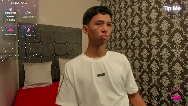 Snapshot of Little_Twink19x chatting on 8, 5, 2026 Little Twink19x online show from 8, 5, 2026